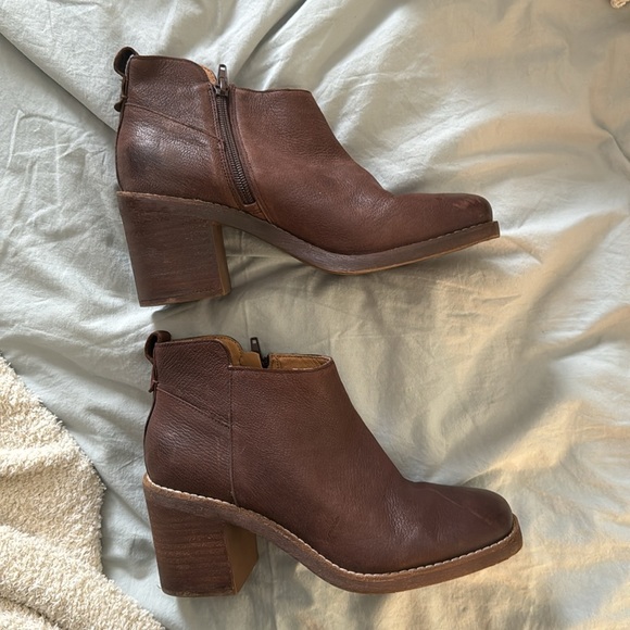Crown Vintage short boots. Brown leather. Chunky Heel. 8.5 Almost New. - Picture 5 of 12